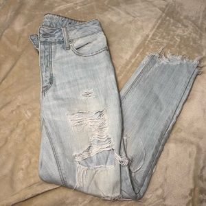 👖American Eagle Tomgirl ripped jeans